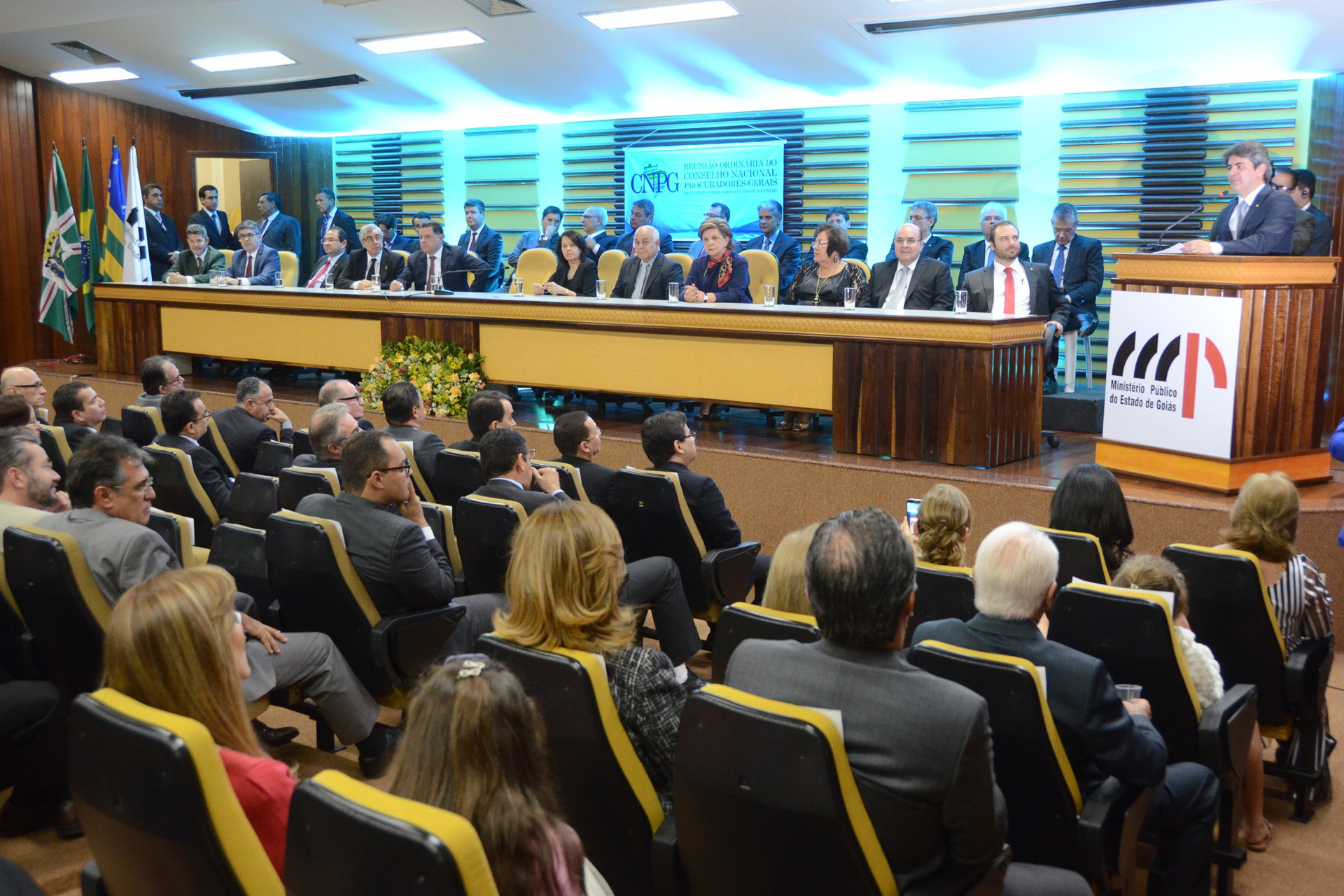 Novo presidente ao discursar após ser empossado