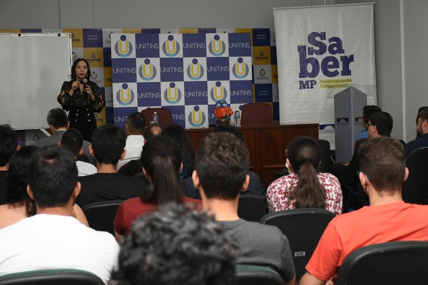 A promotora de Justiça Isabelle Figueiredo, coordenadora do Núcleo de Apoio às Vítimas (Navit) do MPTO, foi a responsável por ministrar a palestra inaugural do projeto