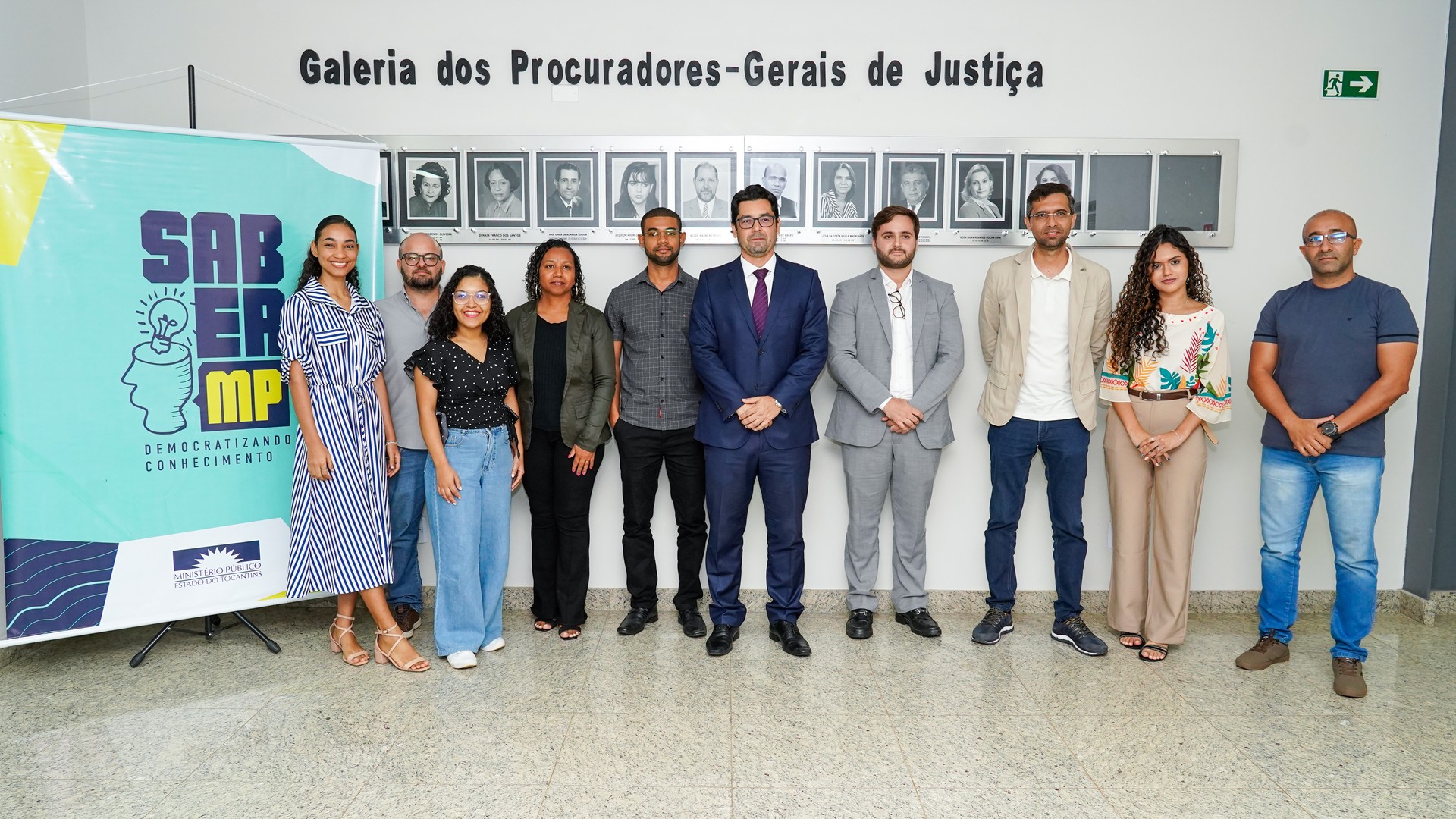 Promotor Juan Aguirre (paletó escuro) e professor Gabriel Messias (paletó claro) na companhia de estudantes de direito da UFT