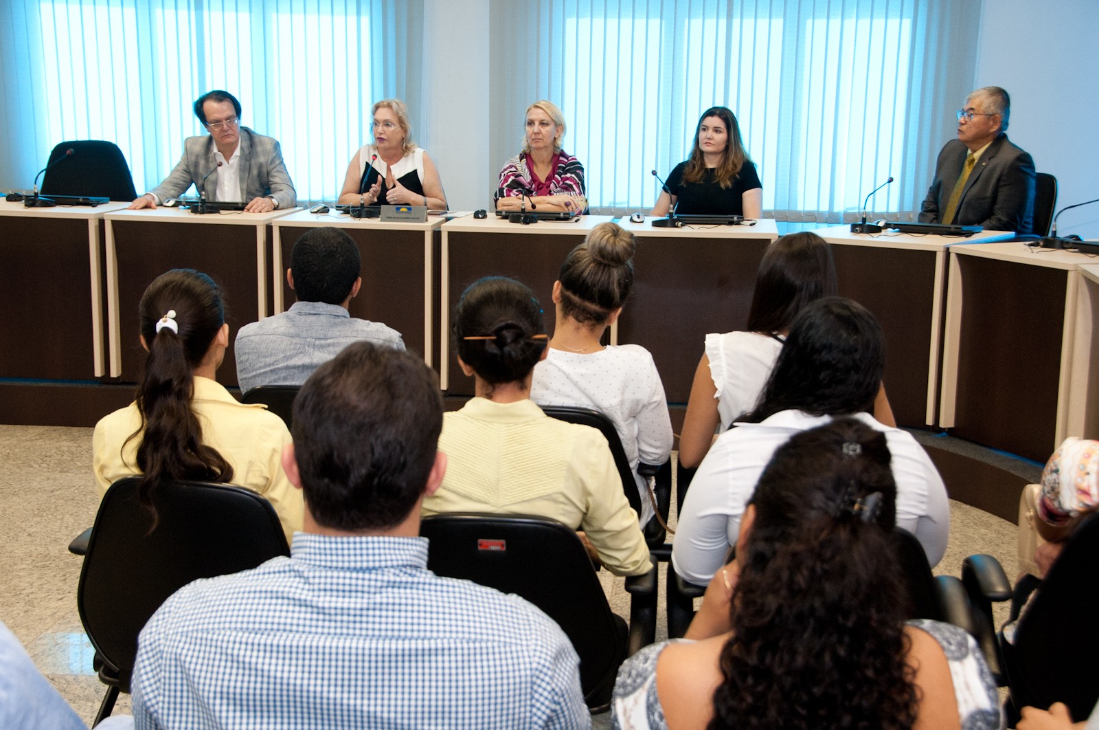 Os alunos foram recepcionados no auditório do Colégio de Procuradores por membros do MPE