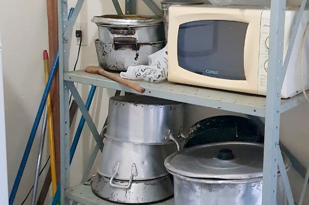 Falta a renovação do mobiliário local