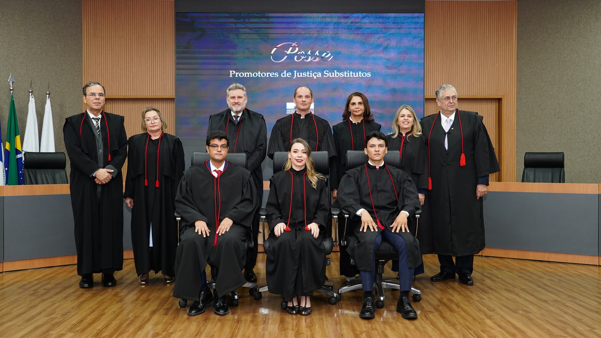 Os novos membros, diante de membros do Colégio de Procuradores de Justiça