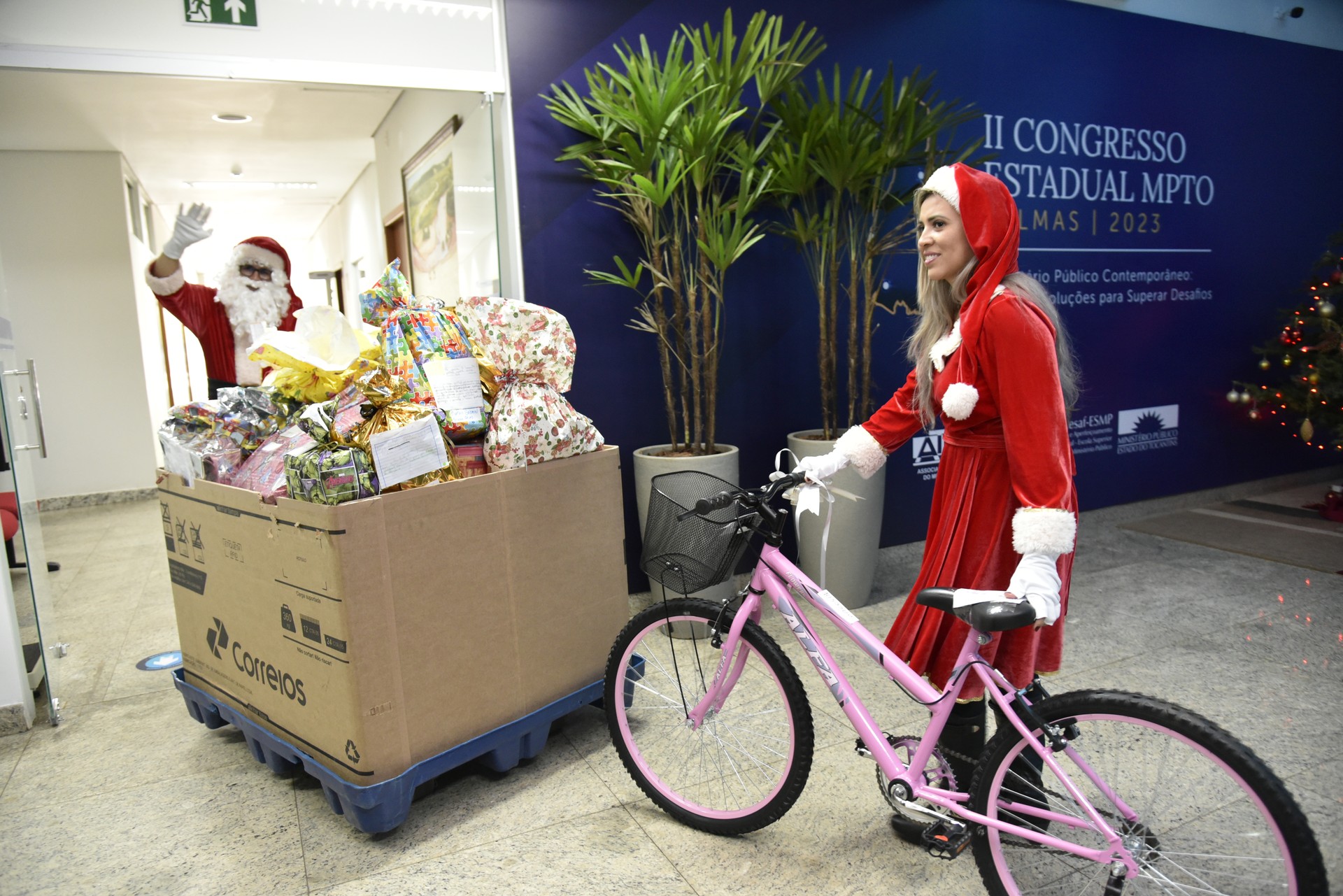 Papai e Mamãe Noel dos Correios levam presentes arrecadados para distribuição