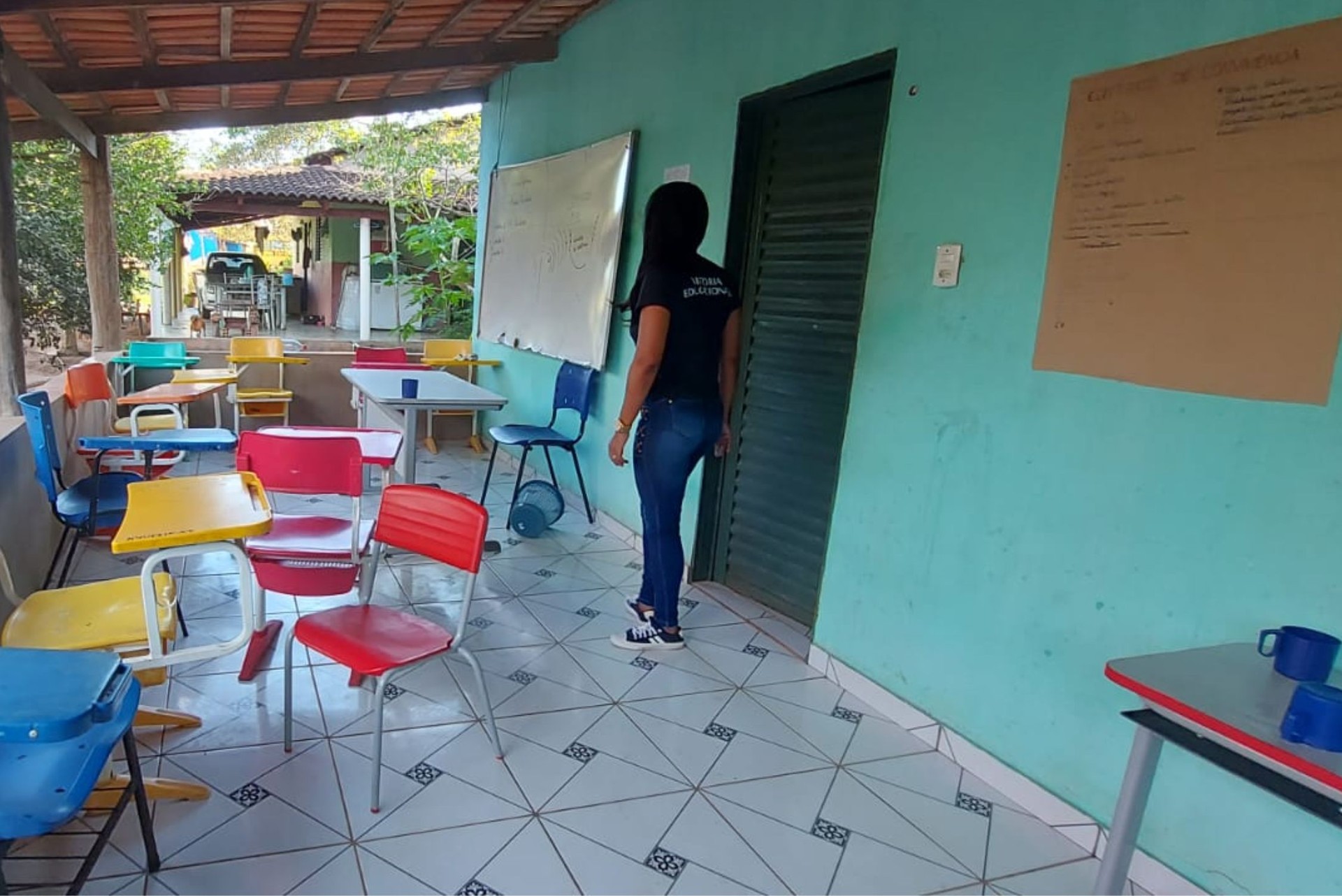 Sala de aula funciona na varanda de uma casa