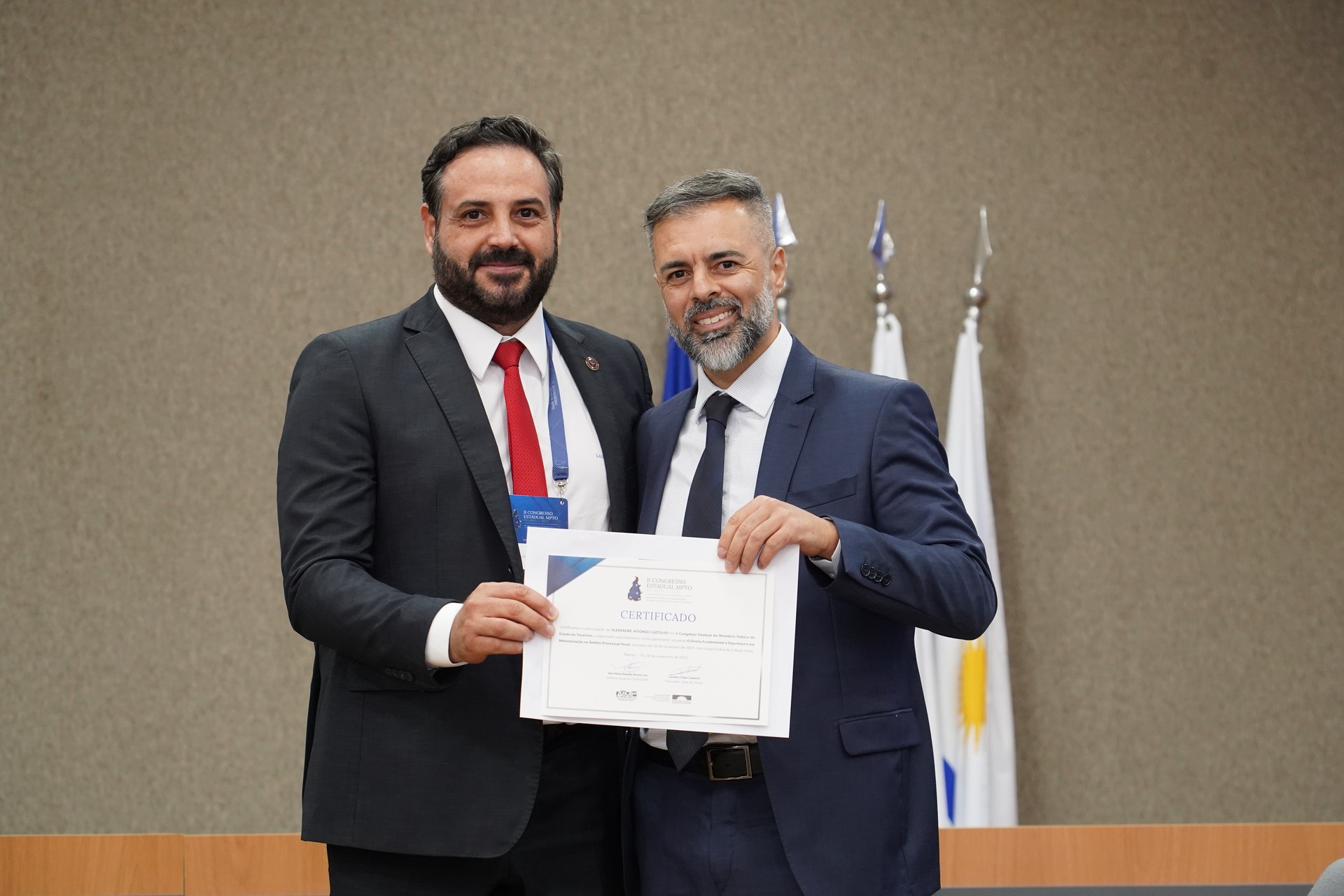 Alexandre Castilho recebe certificado de participação no II Congresso Estadual do MPTO