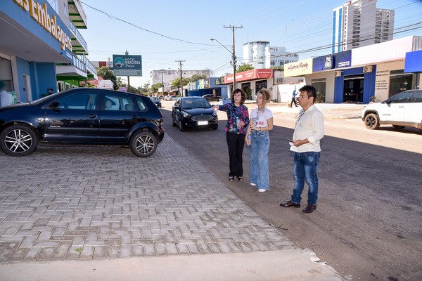 Promotora de Justiça, servidora da prefeitura e servidor do MPTO, durante vistoria