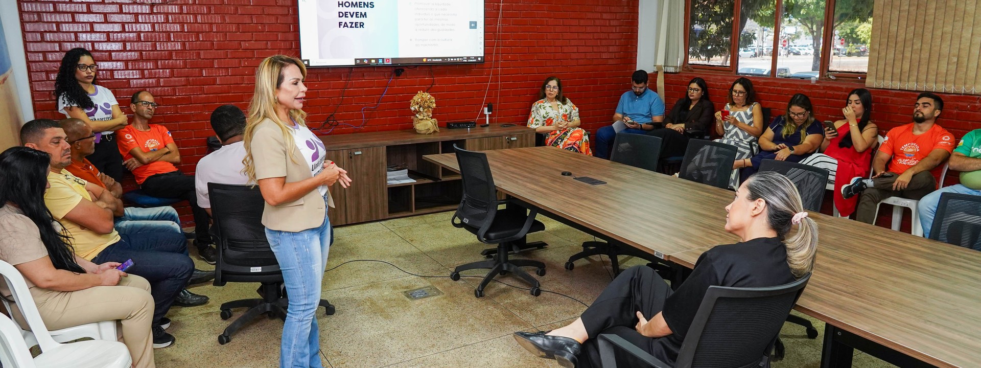 Objetivo foi capacitar profissionais para que saibam acolher, proteger e garantir o acesso das vítimas à rede de apoio, fortalecendo a política de enfrentamento da violência doméstica
