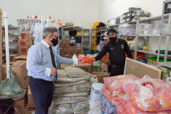 Durante a inspeção, foi mostrado ao promotor de Justiça os itens do almoxarifado como os chinelos produzidos pelos reeducandos