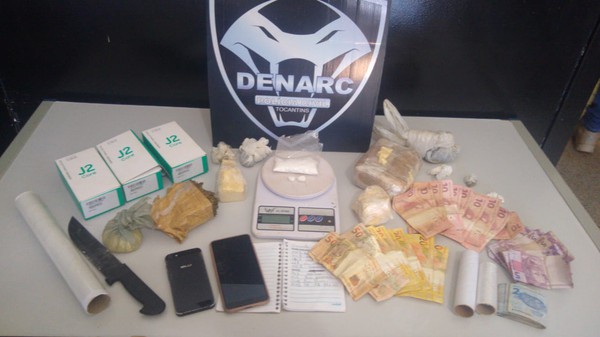 Foram apreendidos 1kg de entorpecentes e outros objetos utilizados pelo traficante.