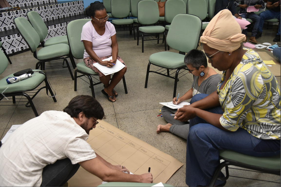 A comunidade participa do planejamento do seu desenvolvimento.