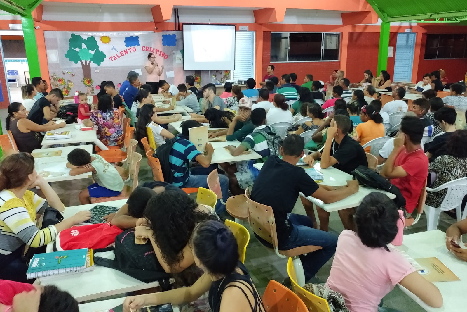Estudantes lotaram o pátio da escola municipal Tom Jobim
