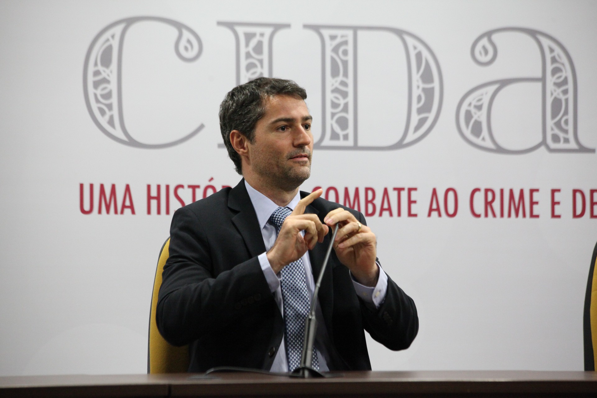 O Promotor de Justiça Sidney Fiori Júnior atuou como coordenador de mesa de três palestras.