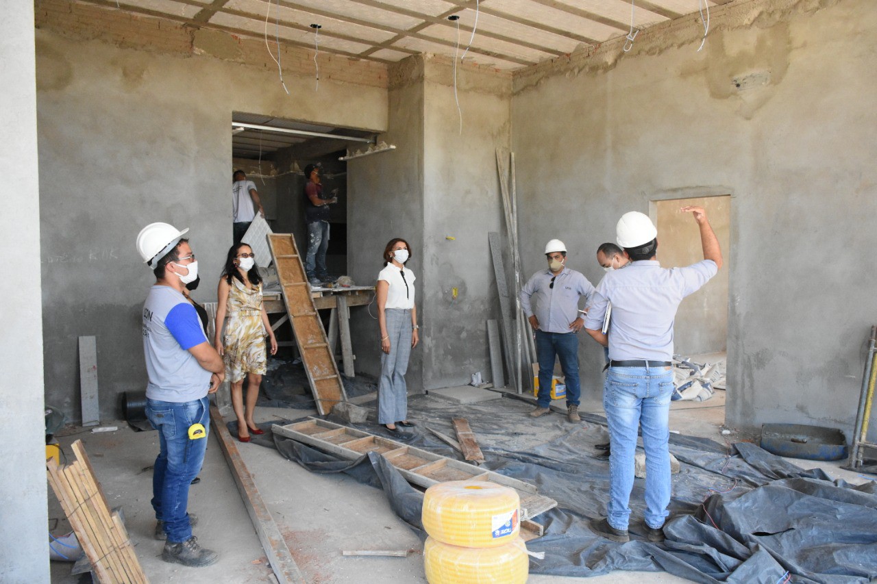 Em Colmeia, construção da sede passa por vistoria