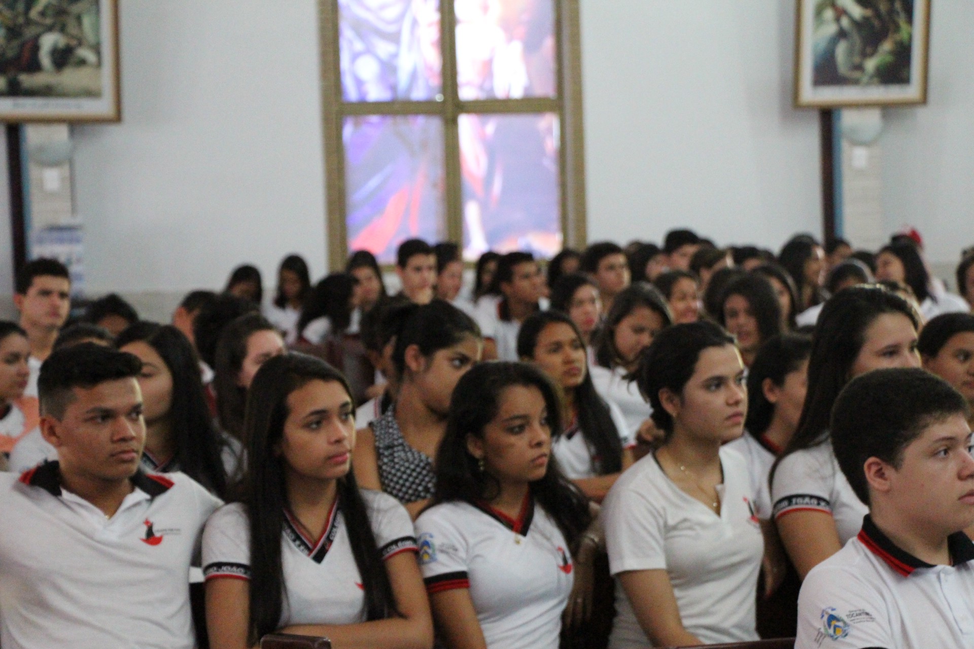 Alunos atentos assistem a palestra