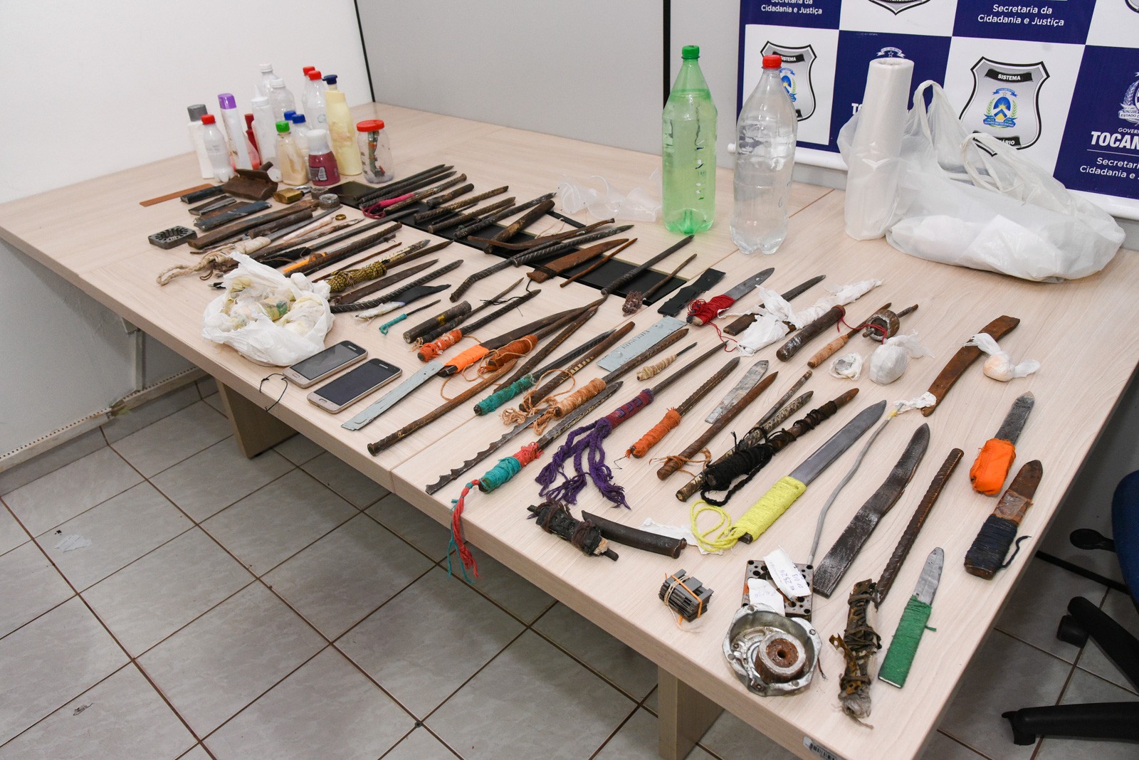 Dezenas de facas artesanais foram encontradas nas celas  (Foto: Marcelo de Deus)