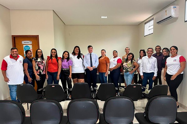 O promotor de Justiça João Edson de Souza recebeu os conselheiros eleitos dos municípios de Santa Tereza, Aparecida do Rio Negro e Novo Acordo