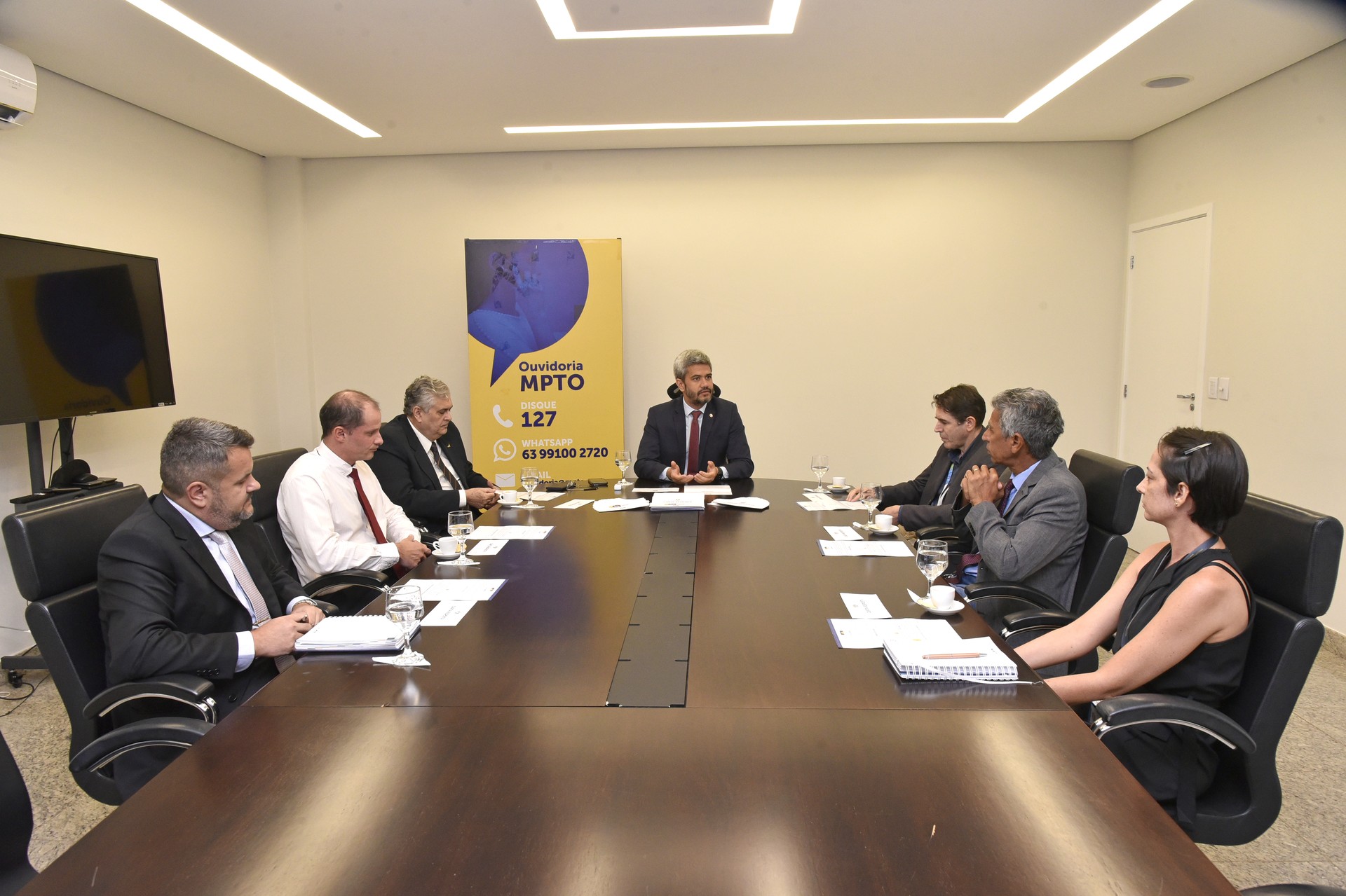 Membros e servidores do Ministério Público, e representantes dos Correios, durante lançamento do projeto