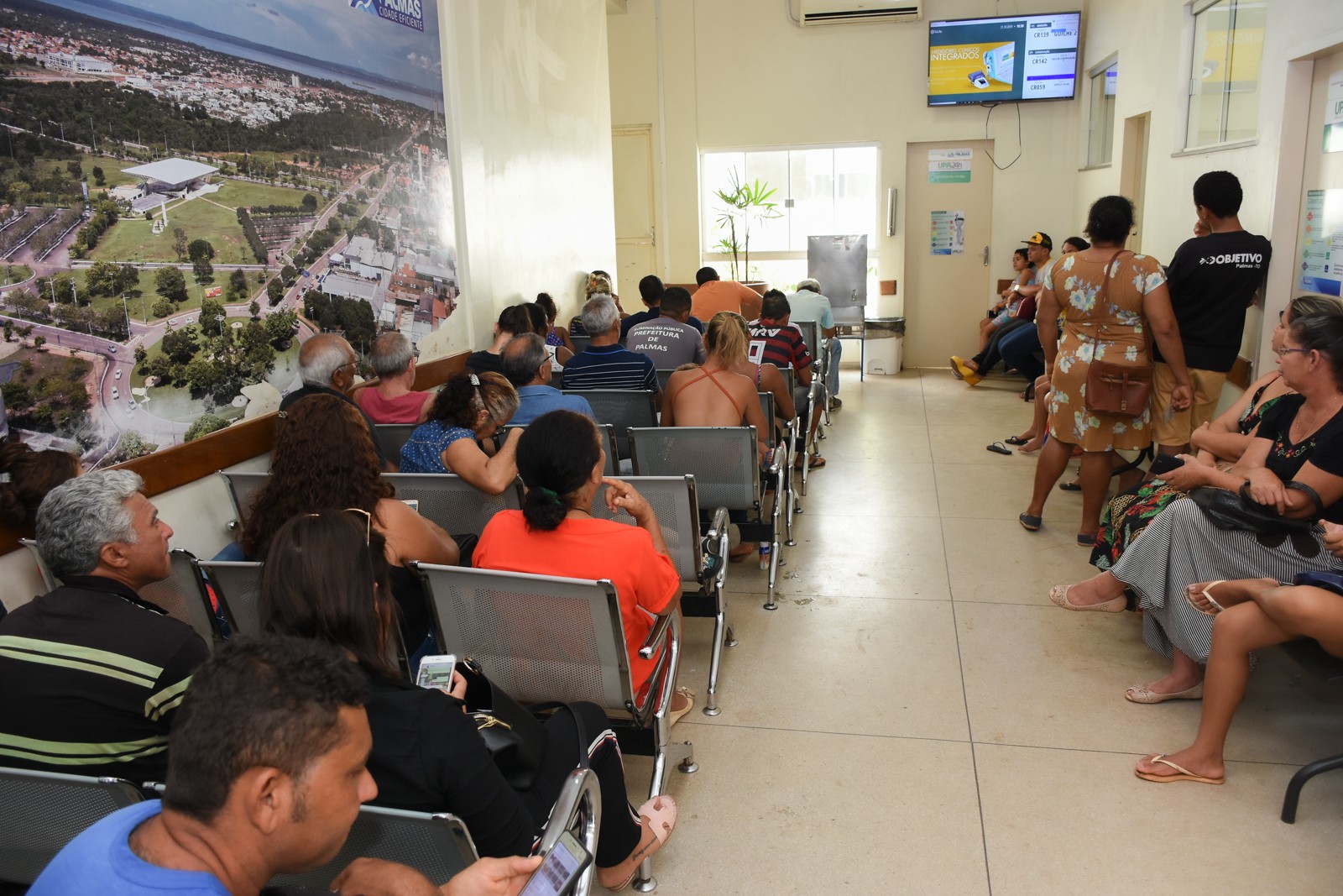 Pacientes aguardam atendimento na UPA Sul