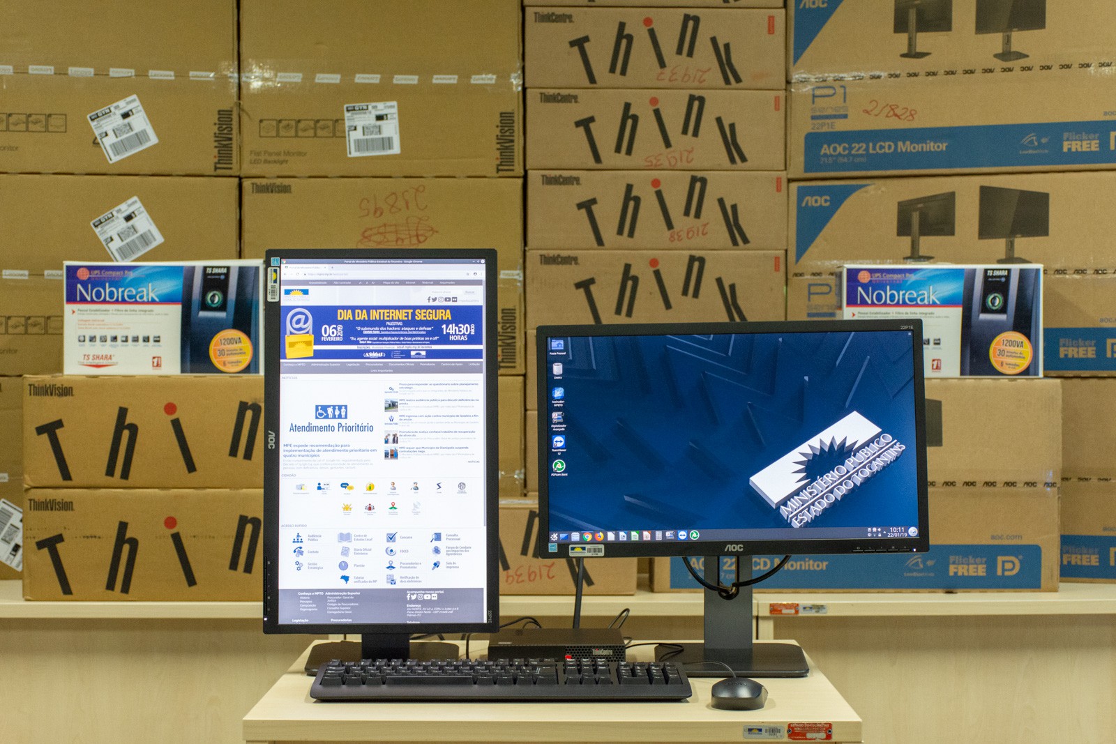 Computadores são completos, com duas telas, nobreak, mouse e teclado