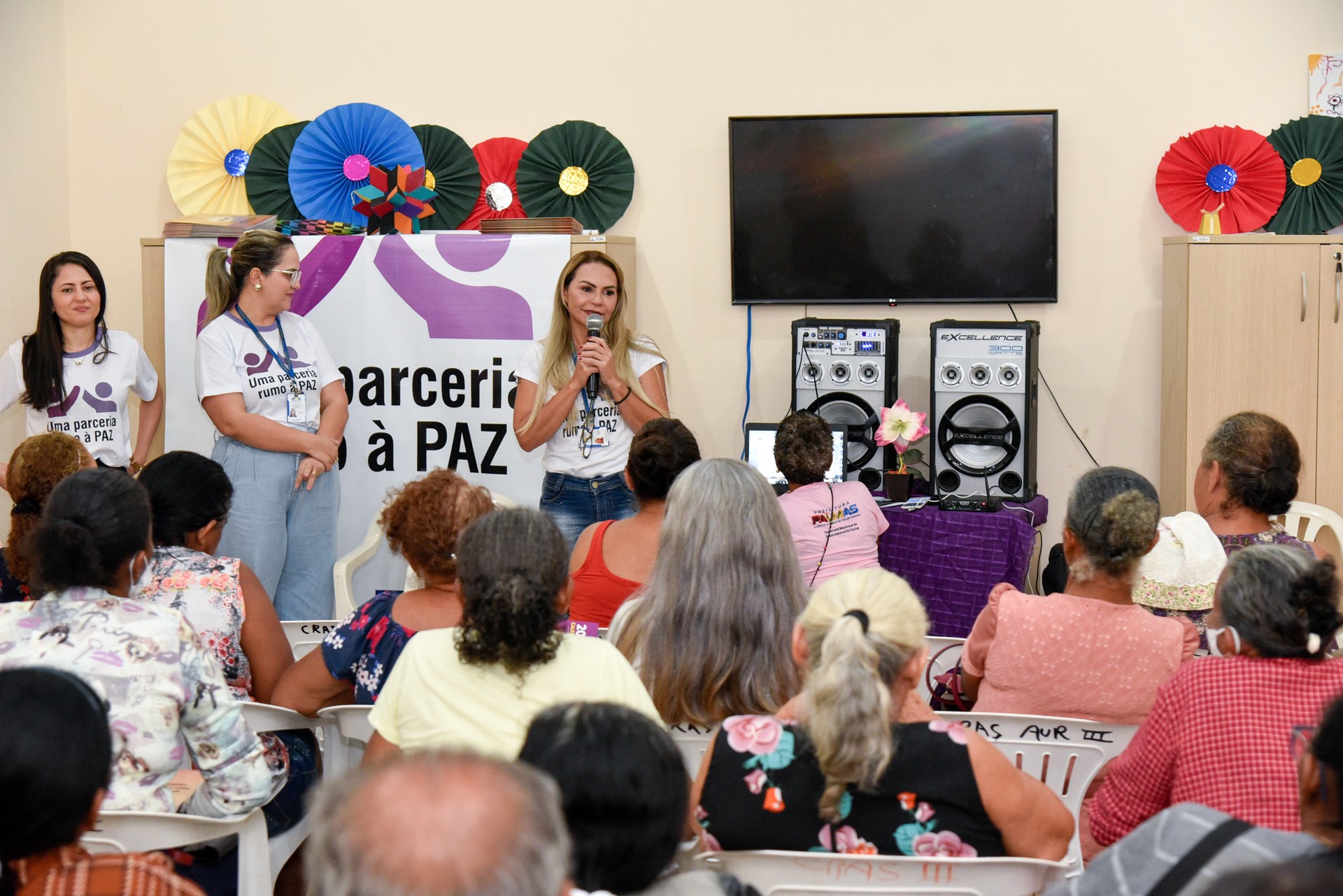 Analistas do Núcleo Maria da Penha e da 26ª promotoria de Justiça conversam com as mulheres presentes