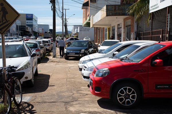 A situação dificulta a mobilidade dos pedestres