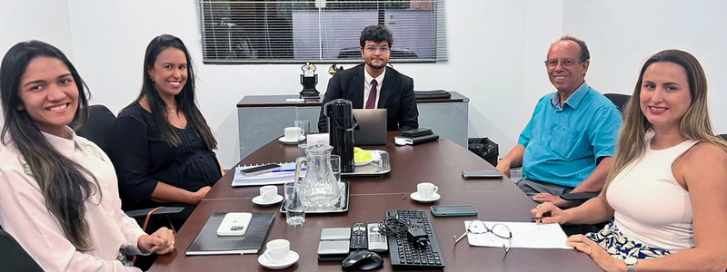 Promotor Matheus Adolfo dos Santos da Silva (centro) conduziu a reunião