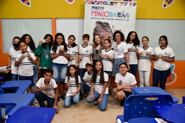 Alunos da escola Municipal Beatriz Rodrigues posam para foto com promotora de Justiça