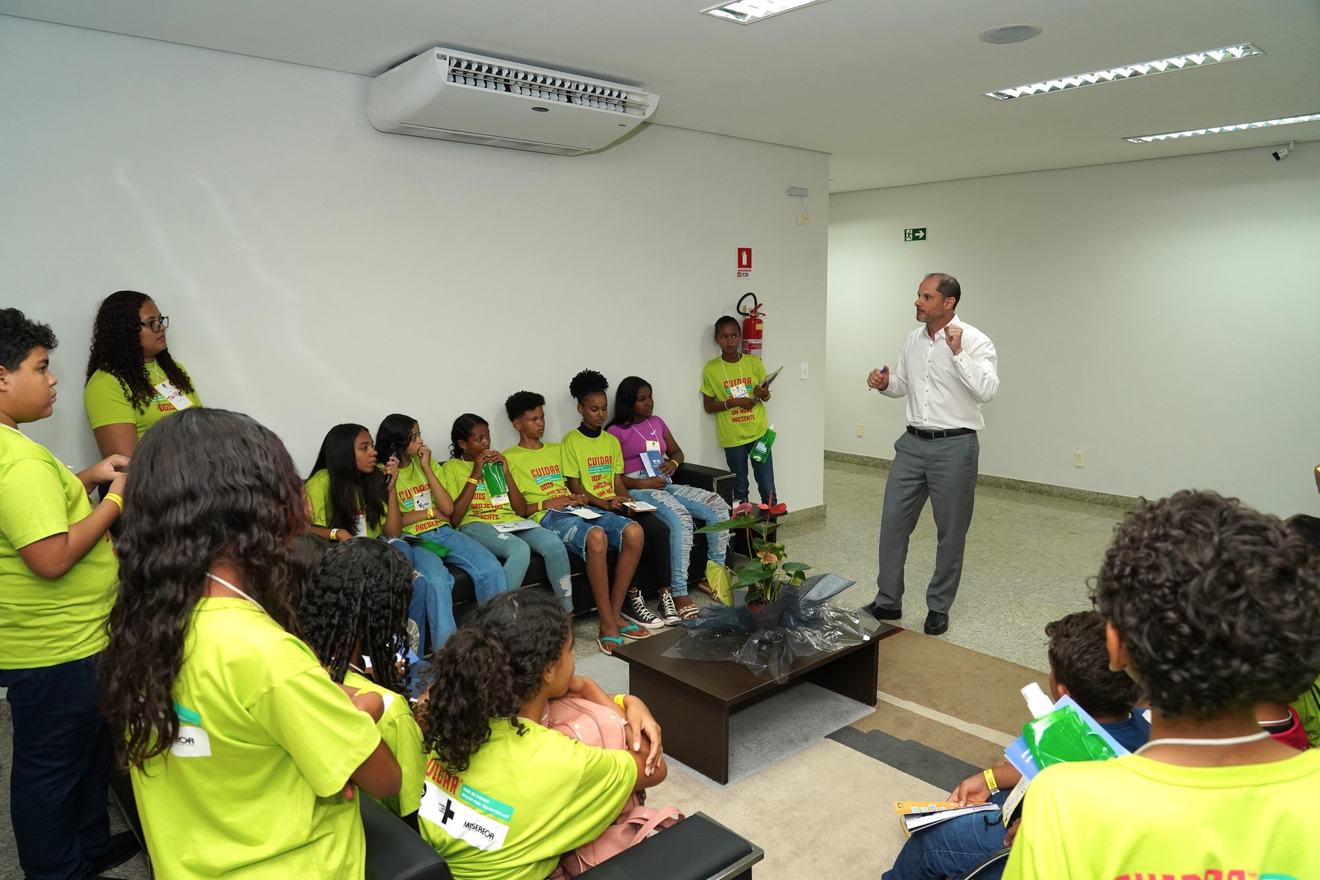 O chefe de gabinete da PGJ, Abel Andrade, também se juntou à recepção. De maneira descontraída, ele apresentou o Ministério Público aos estudantes.