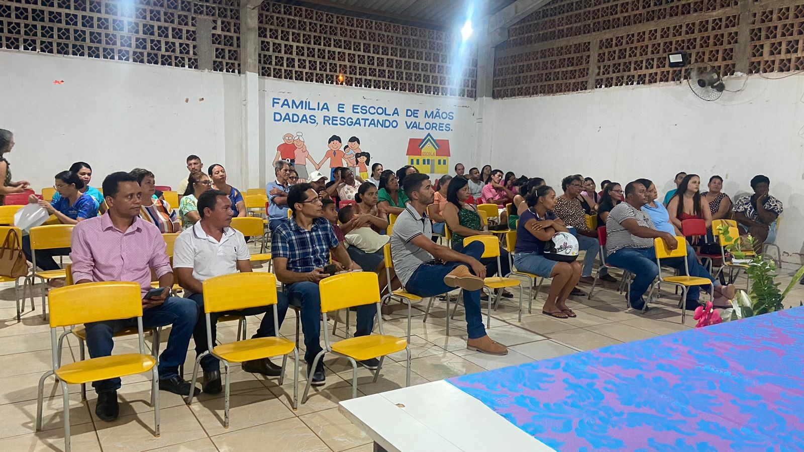 A comunidade escolar esteve presente sugerindo estratégias para manutenção da escola