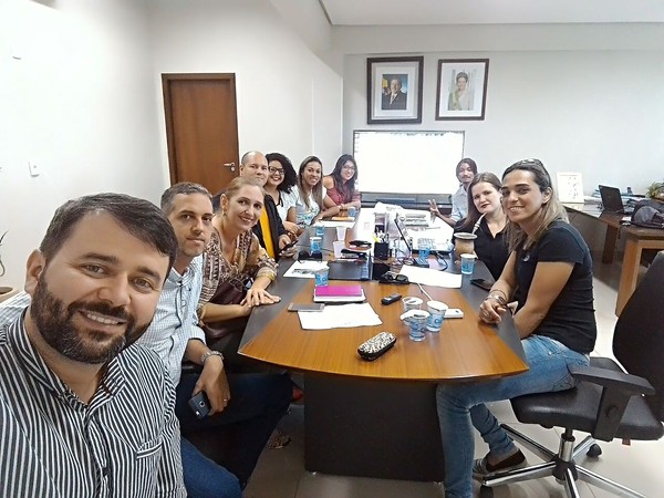 Representantes da Atrato, médicos e técnicos em reunião com o secretário da Saúde, Nésio Fernandes 