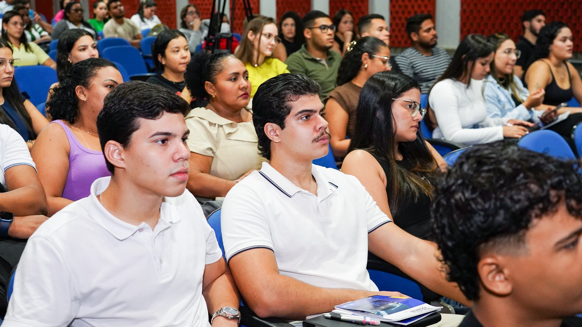 Estudantes atentos à aula magna