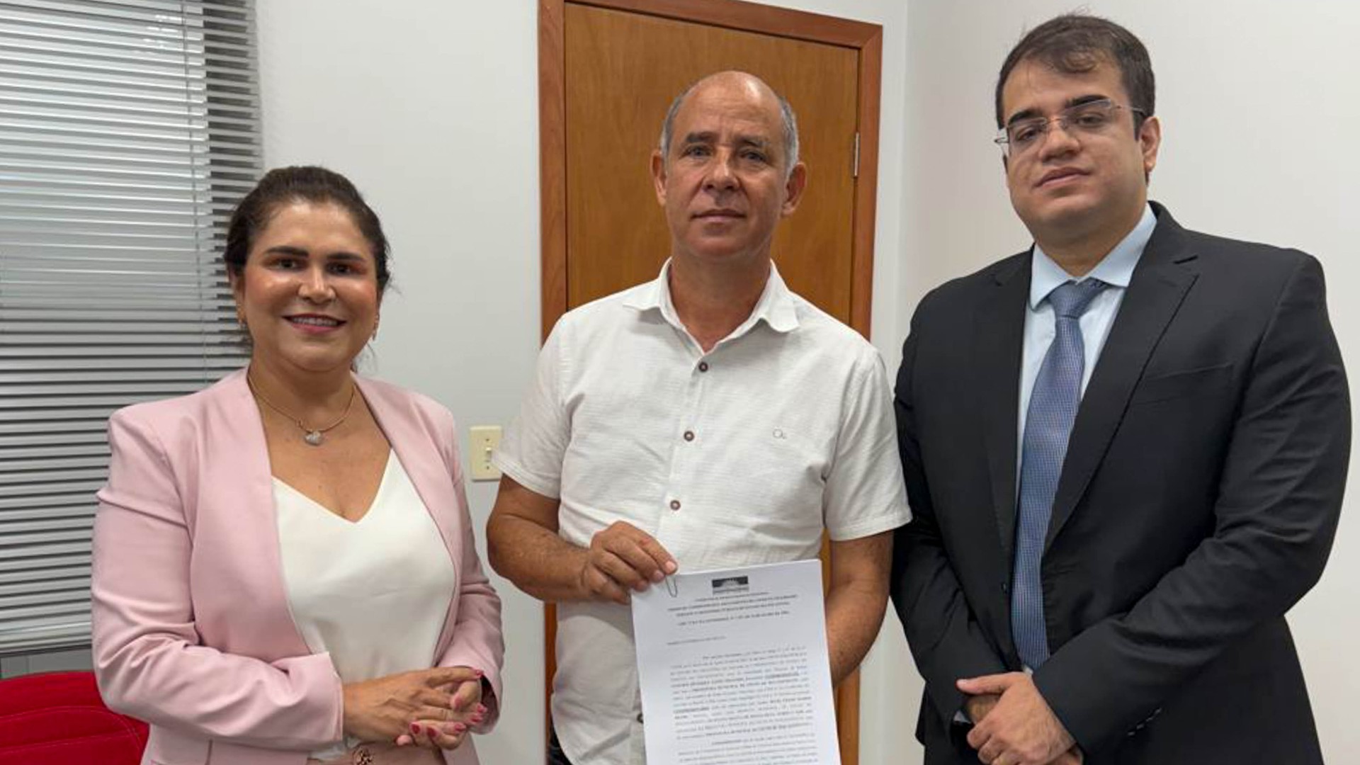 Termo foi assinado na presença do promotor de Justiça Gustavo Henrique Lopes Fragoso (à direita)