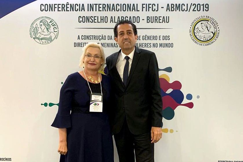 O Procurador-Geral de Justiça e A vice-presidente da ABMCJ/TO participam de conferência