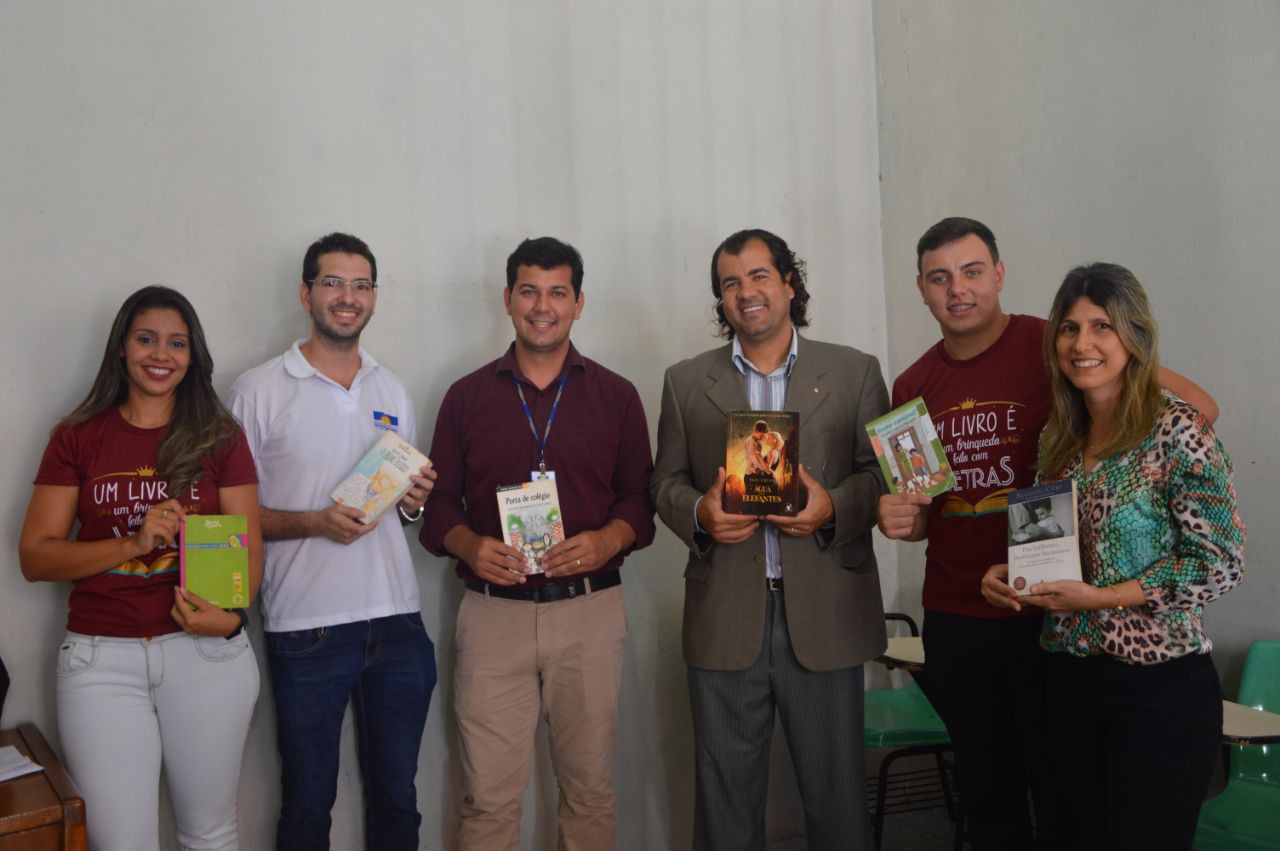 Parceiros posam com algumas das obras selecionadas