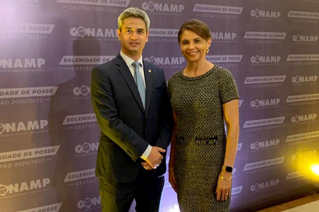 O presidente da ATMP, promotor de Justiça Luciano Casaroti e a PGJ, Maria Cotinha