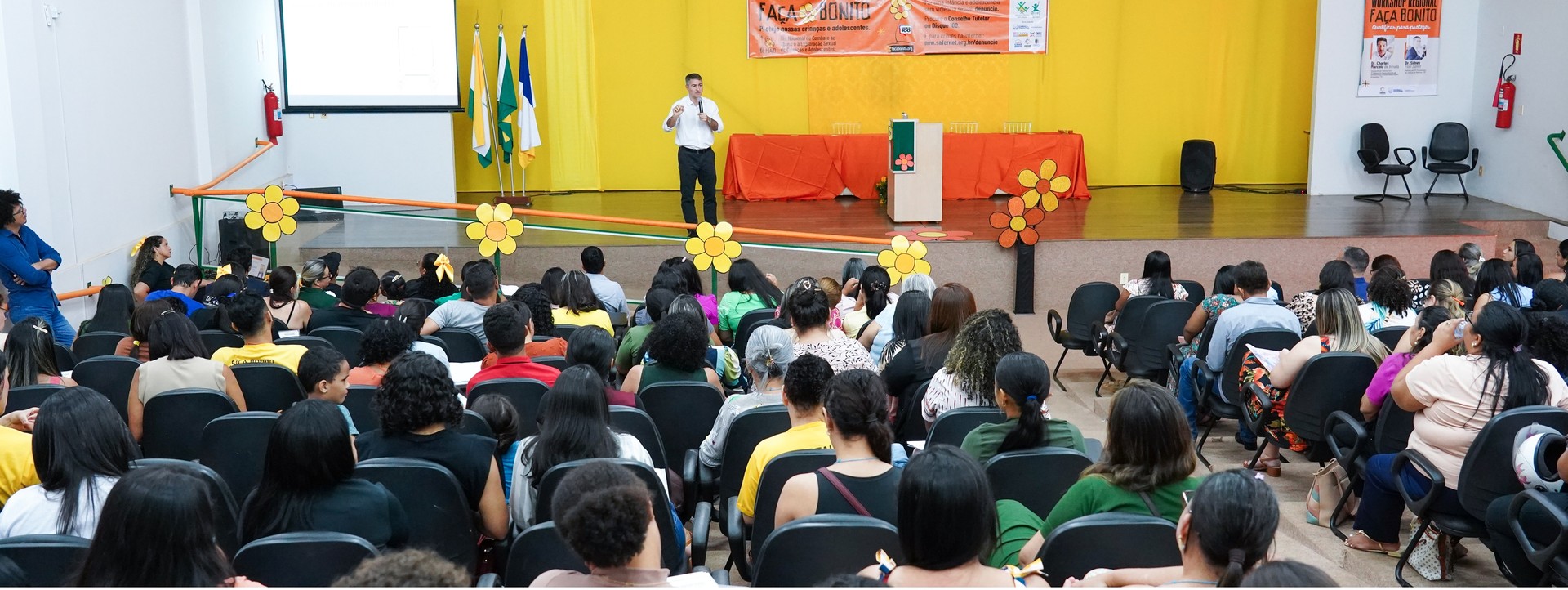 Durante palestra, promotor Sidney Fiori conversou com participantes sobre proteção de crianças e adolescentes