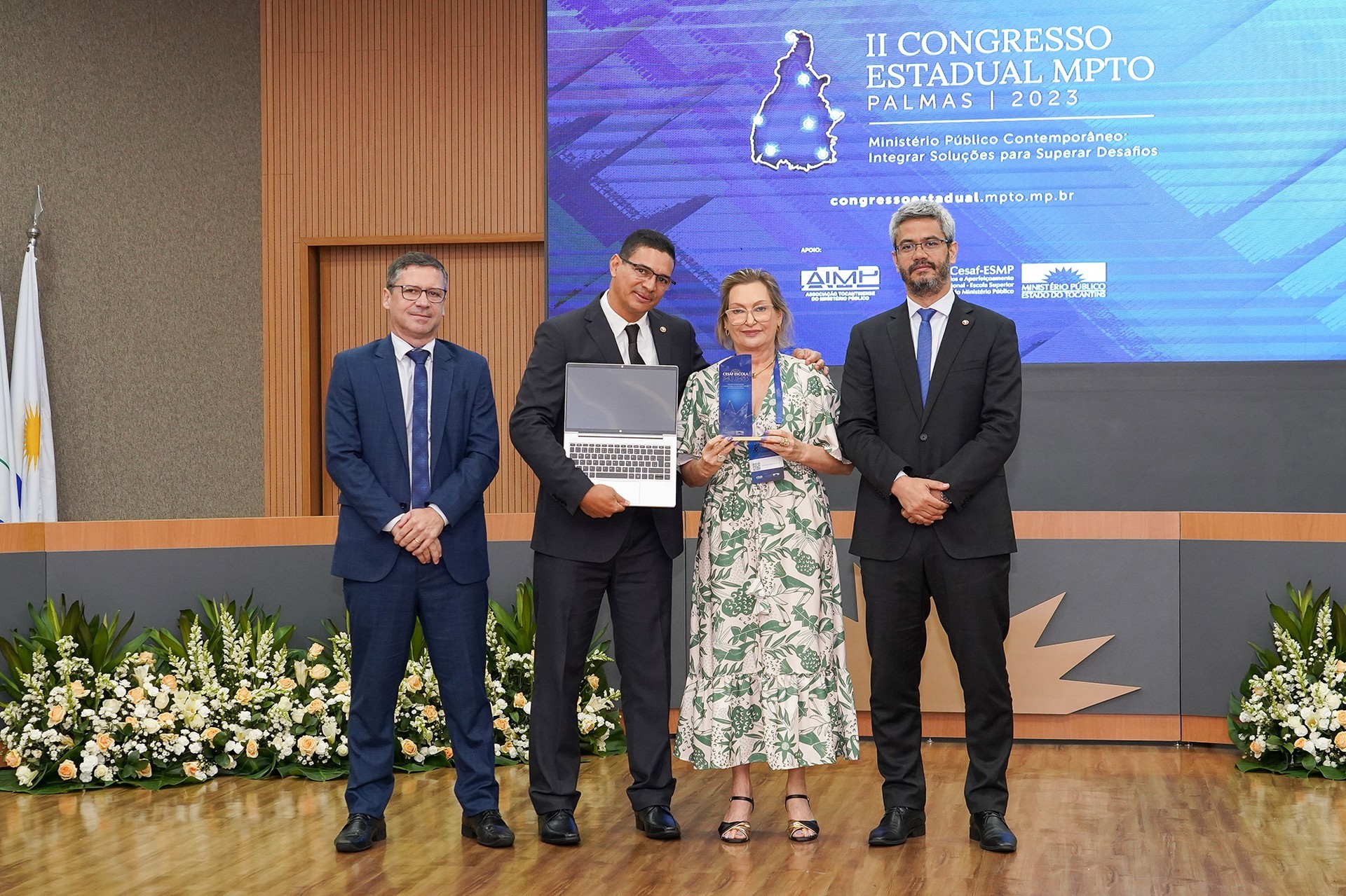 Francisco Brandes recebe troféu das mãos da diretora-geral do Cesaf/ESMP, Vera Nilva