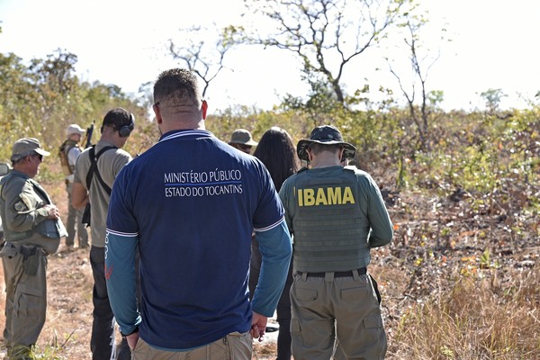 Membros e servidores do Ministério Público do Tocantins e do Ibama, durante fiscalização