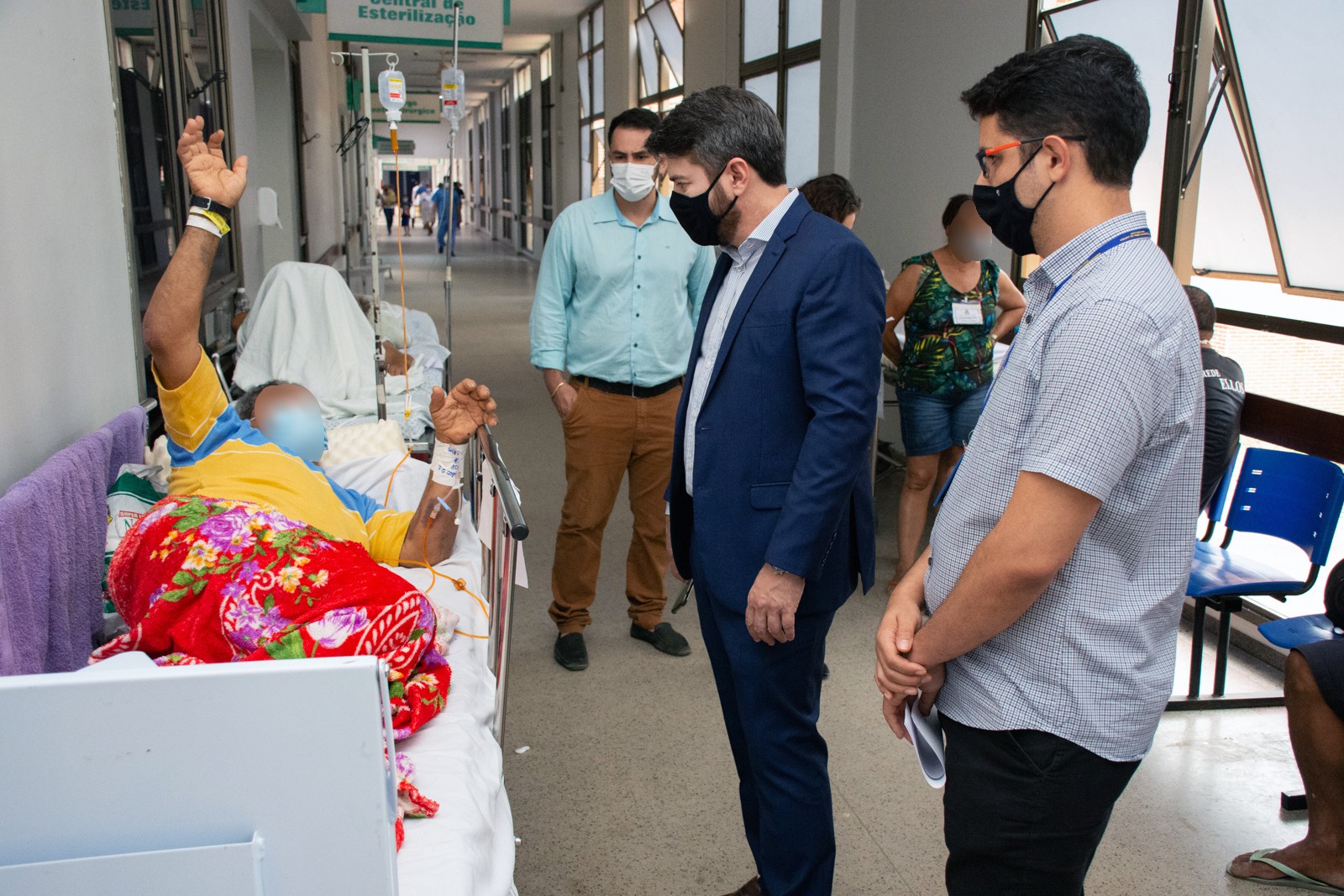 Promotor flagrou a presença de uma grande quantidade de pacientes e acompanhantes no corredor central do hospital