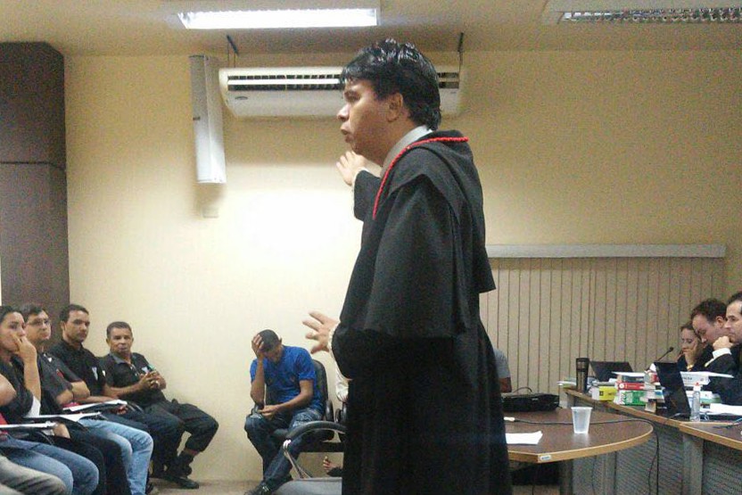 Promotor de Justiça Luiz Francisco de Oliveira durante o júri