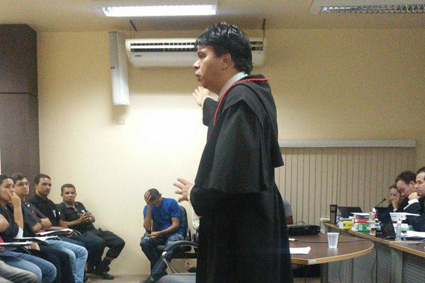 Promotor de Justiça Luiz Francisco de Oliveira durante o júri