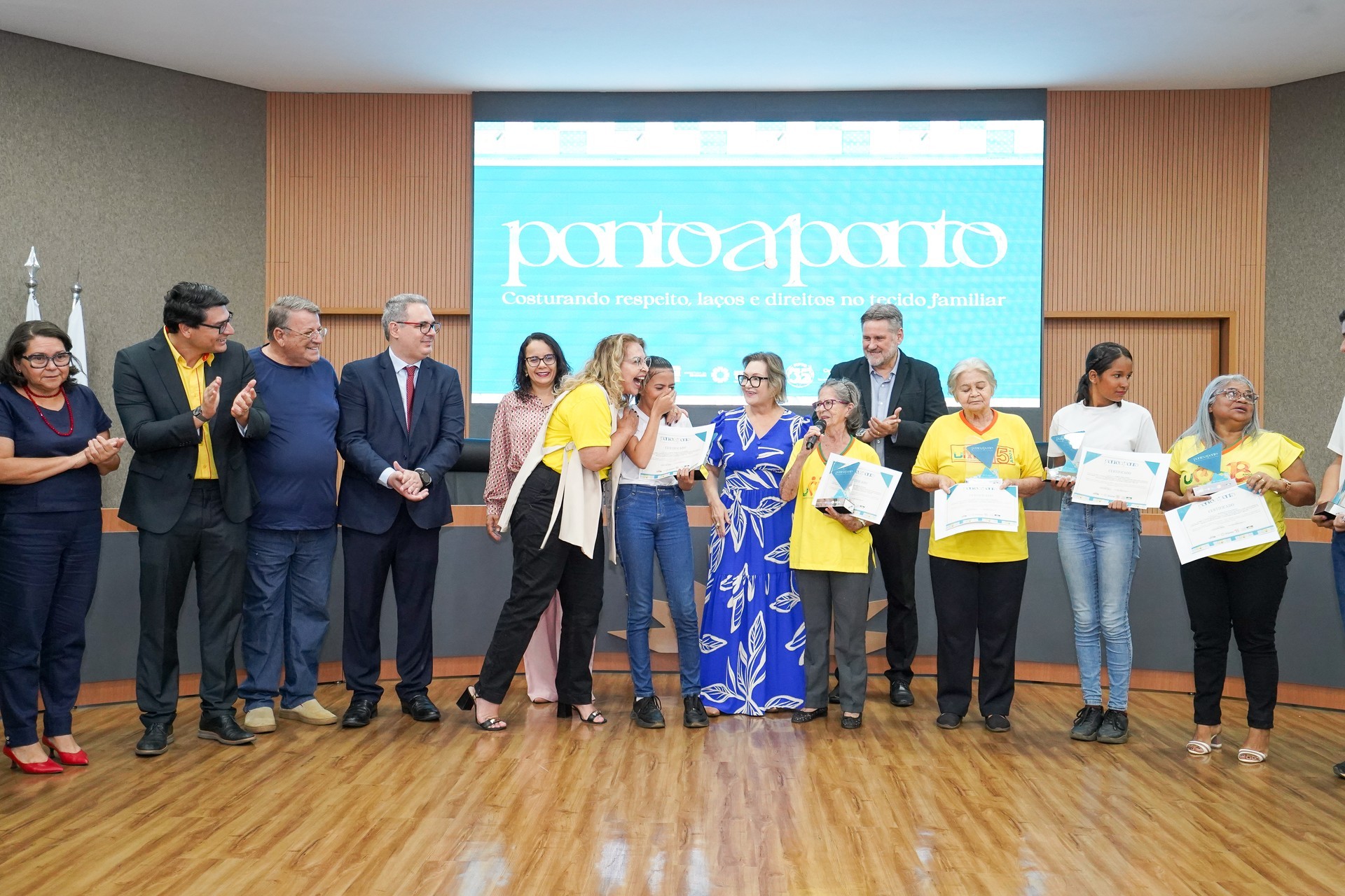 Redações escritas por estudantes com apoio dos idosos são premiadas pelo projeto.