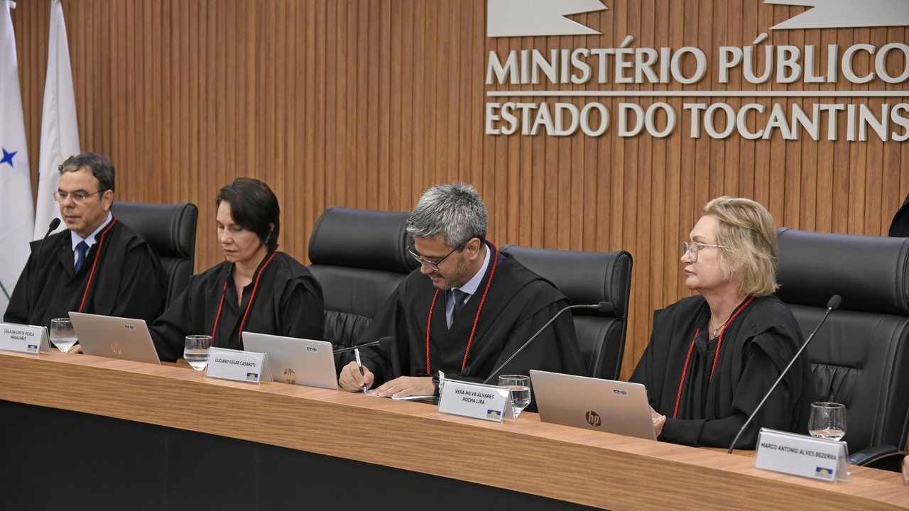Procurador-geral de Justiça, Luciano Casaroti, empossa o novo corregedor-geral do MPTO, José Maria da Silva Júnior