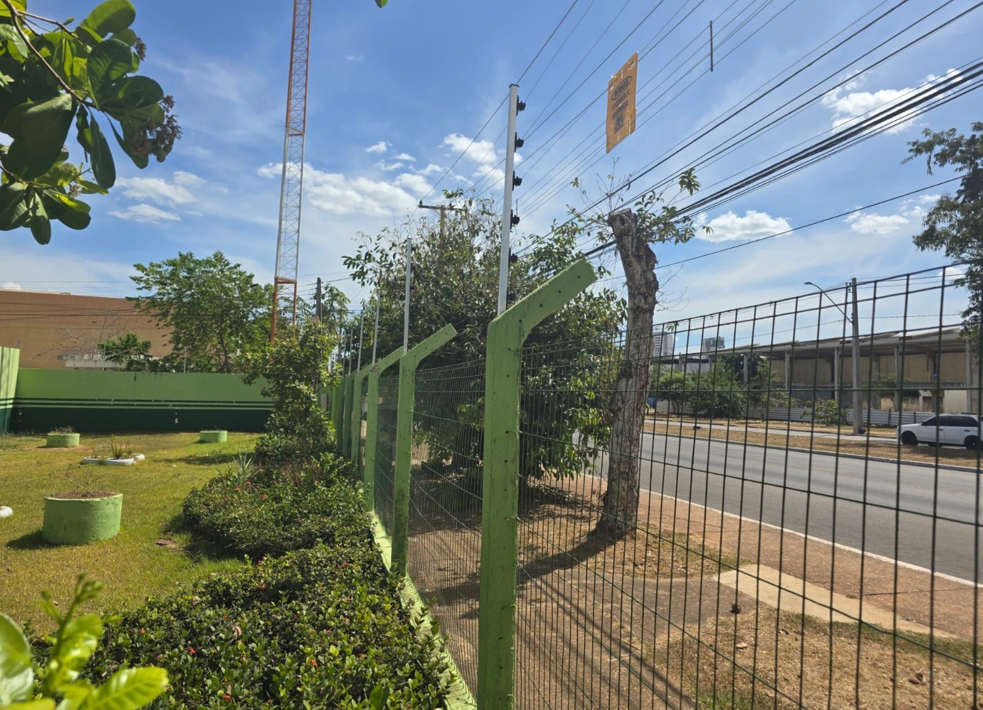 Com os recursos, foi possível instalar uma cerca elétrica industrial