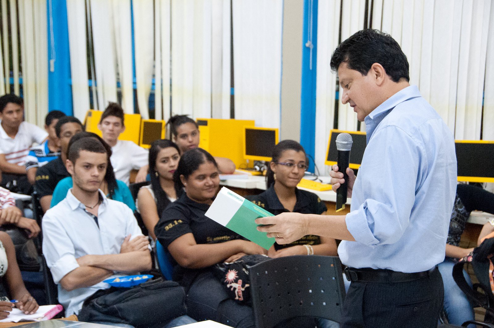 Promotor apresenta a Constituição Federal aos estudantes