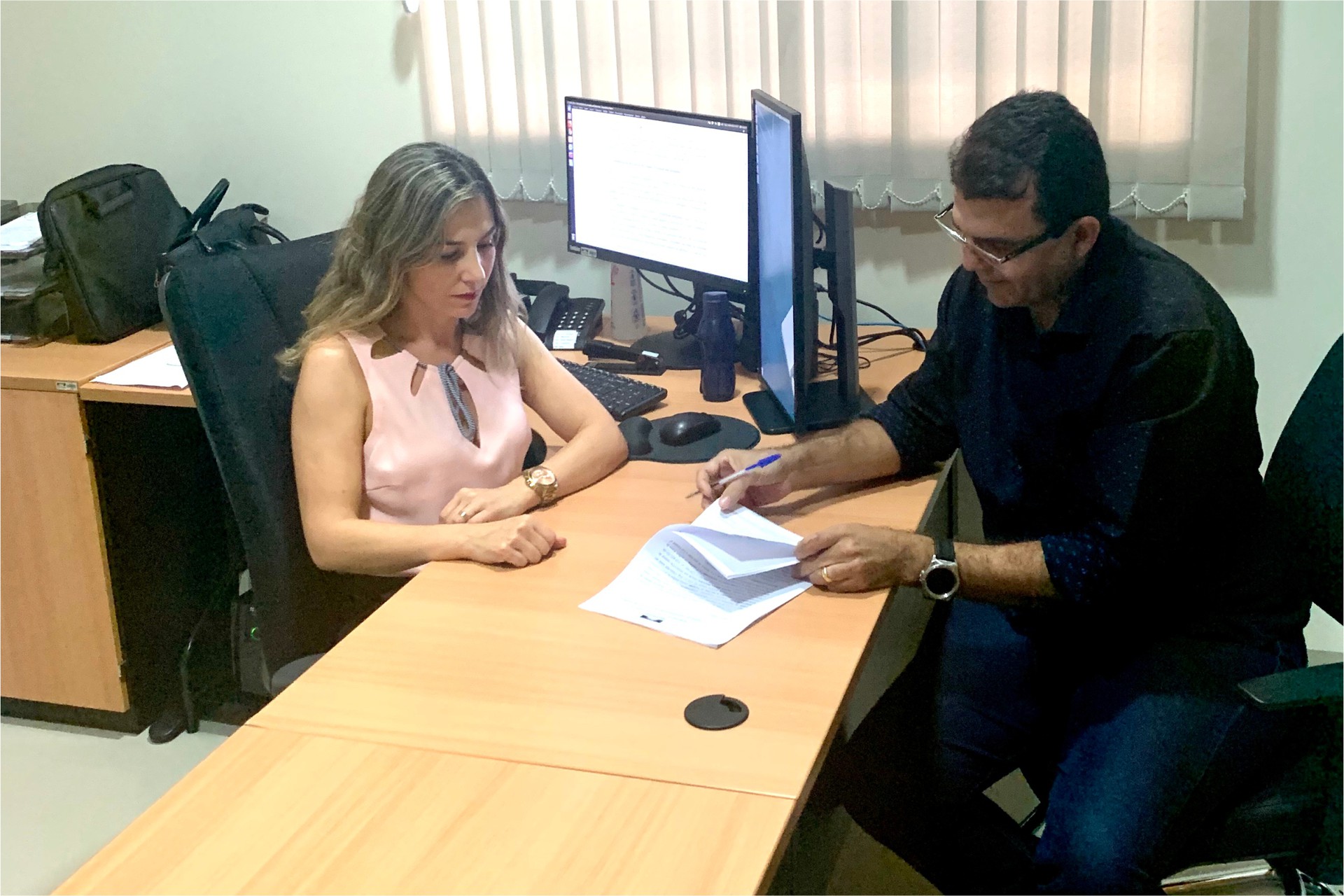 Promotora de Justiça Renata Castro e o prefeito de São Félix, Marlem Rodrigues