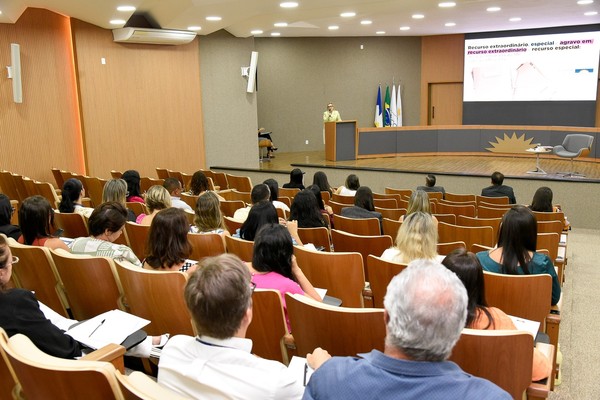 Diretora-geral do Cesaf/ESMP, procuradora de Justiça Vera Nilva Álvares Rocha Lira, na abertura do curso