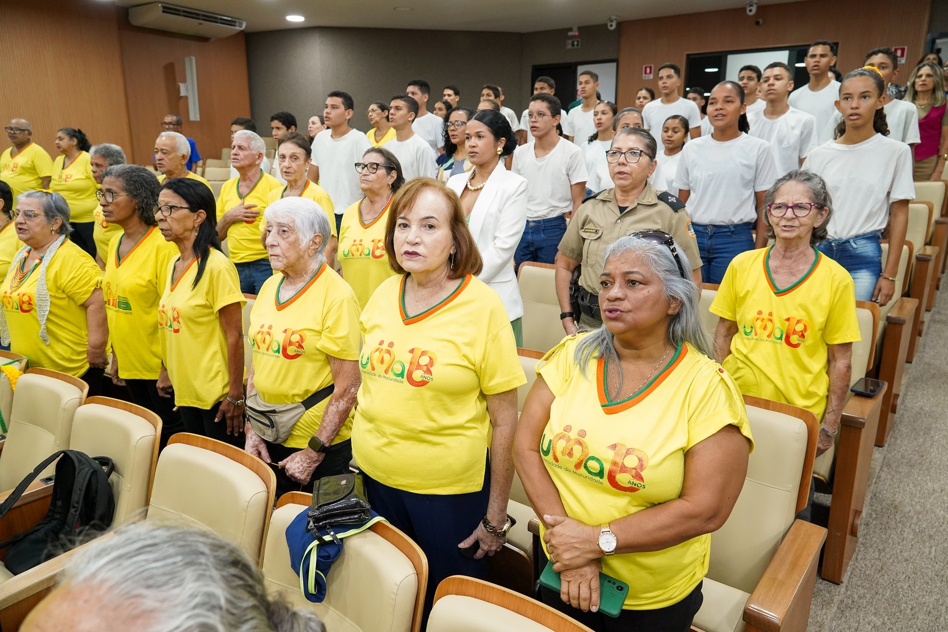 Idosos e estudantes comparecem ao encerramento do projeto.