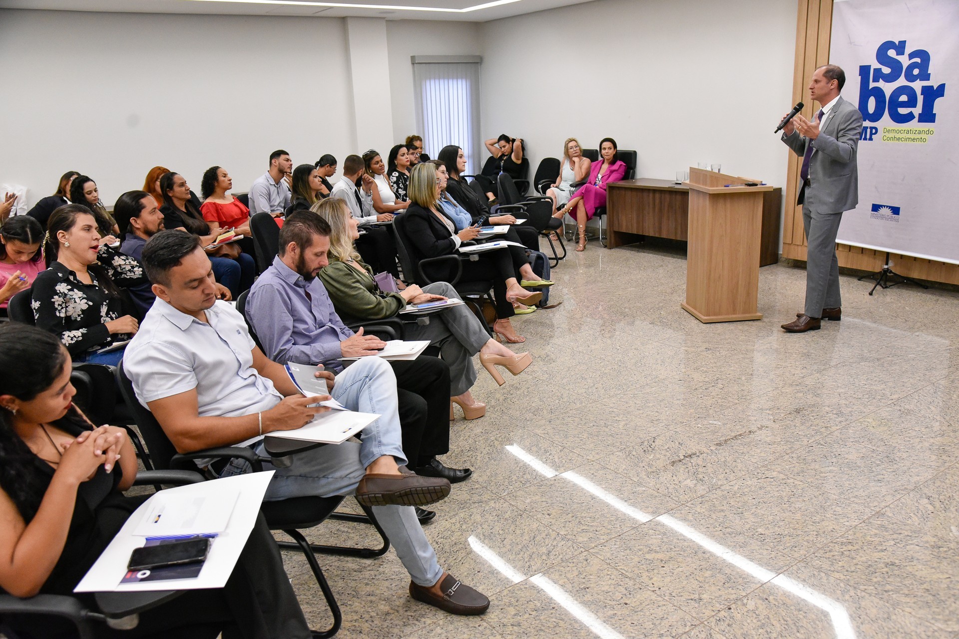 Estudantes conhecem instalações do MPTO