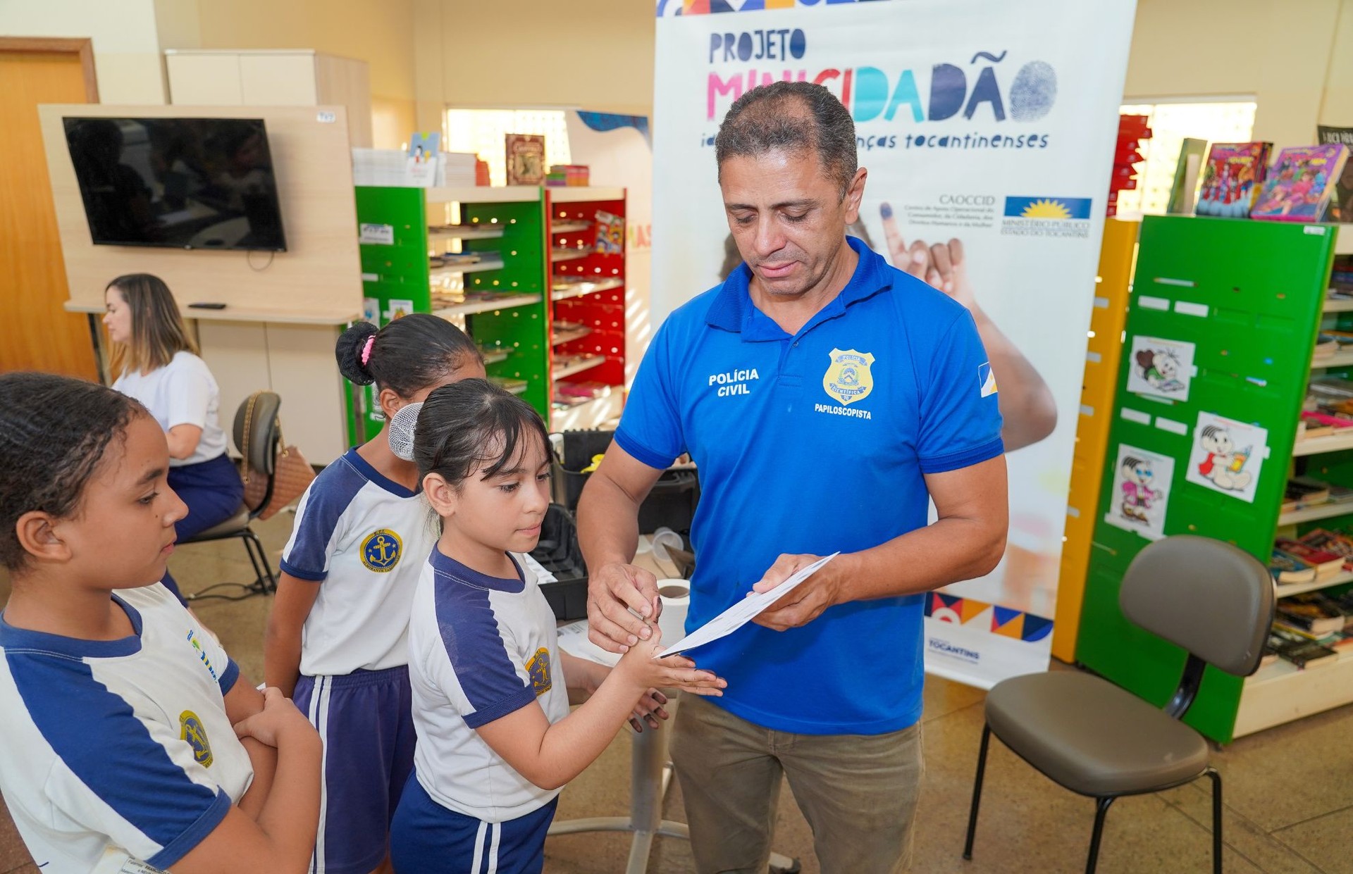 Valentina Brito, de 9 anos, orgulhosa em fazer o novo documento